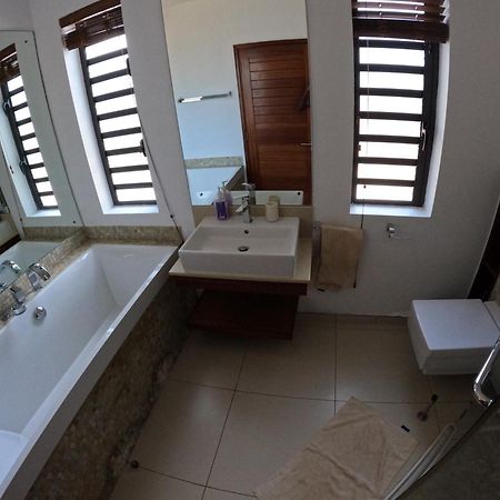 Olana Blue - Beachfront Apartment Rivière Noire Esterno foto