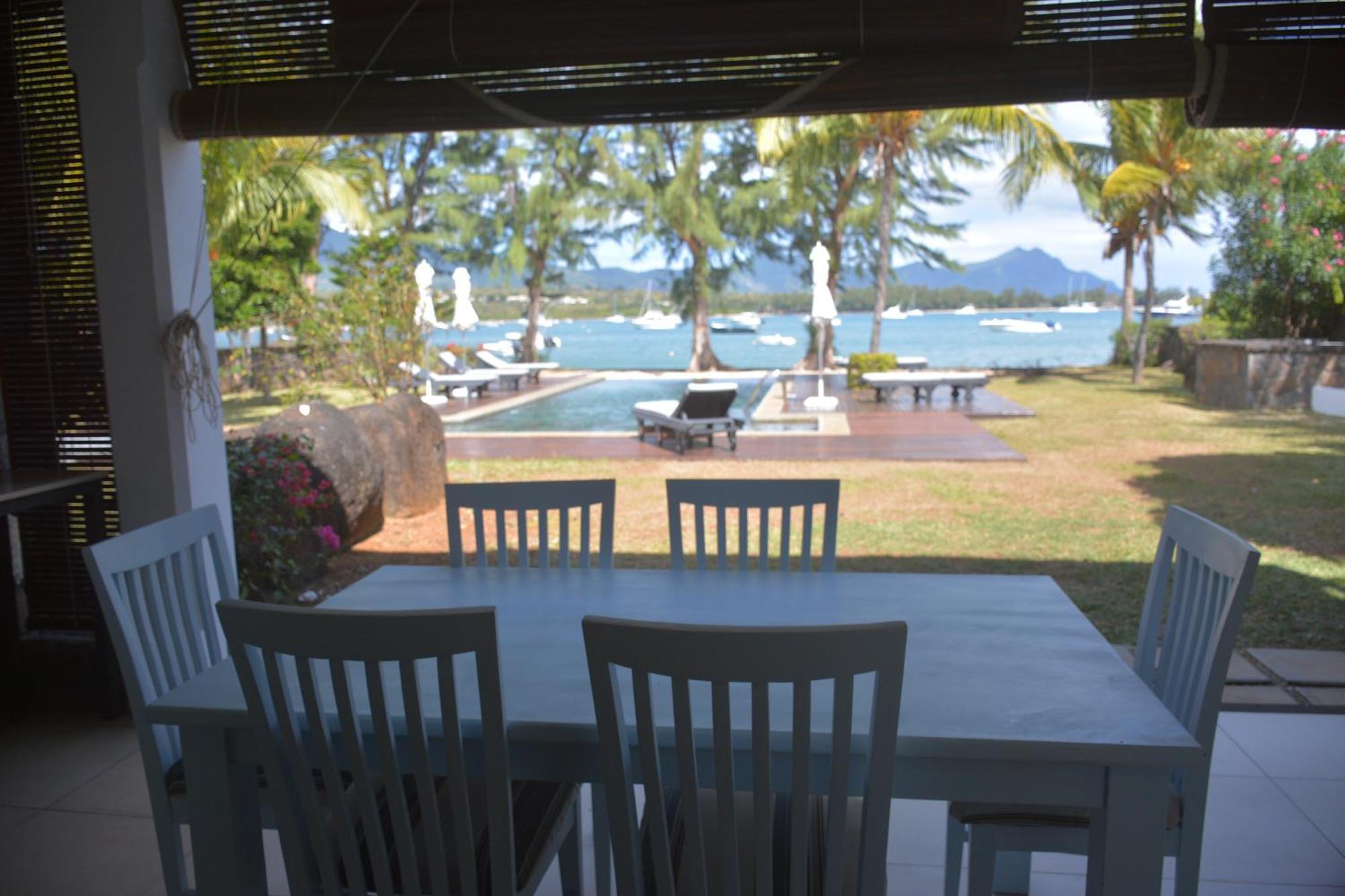 Olana Blue - Beachfront Apartment Rivière Noire Esterno foto