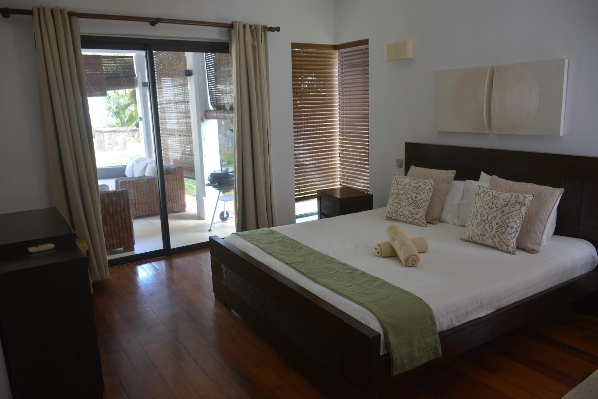 Olana Blue - Beachfront Apartment Rivière Noire Esterno foto