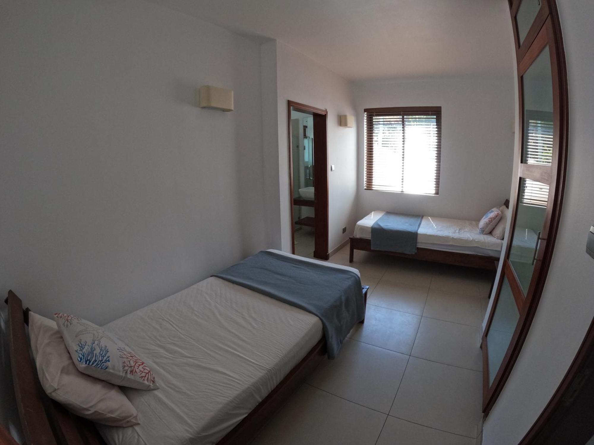 Olana Blue - Beachfront Apartment Rivière Noire Esterno foto